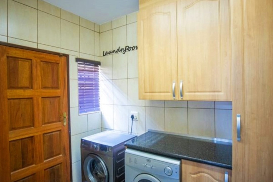5 Bedroom Property for Sale in Safari Gardens North West